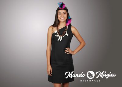 EC.OM.15.5.A Oriente Mujer plumas rosadas T6-M