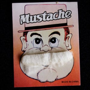Bigote pequeño blanco