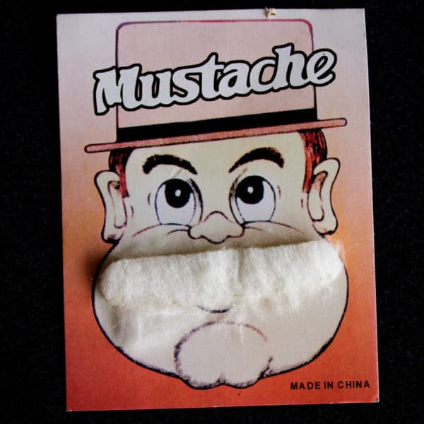 Bigote pequeño blanco