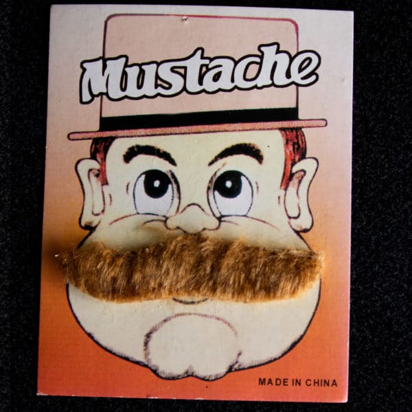 Bigotes pequeños café
