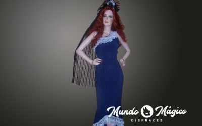 Española azul con bolas blancas.