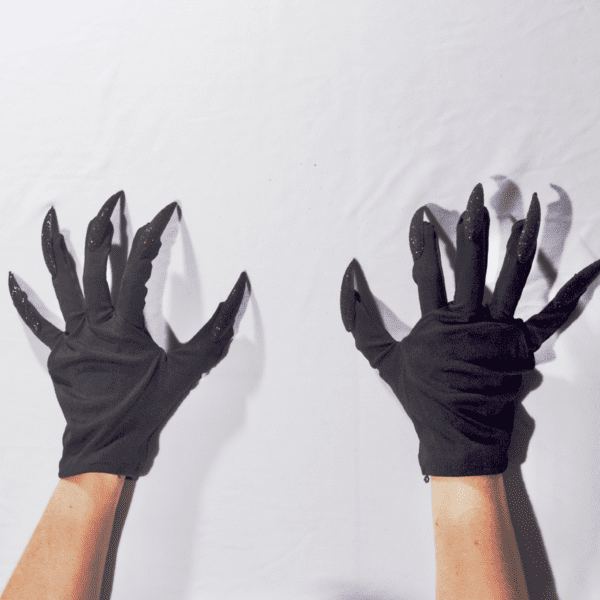 Guantes negros con uñas de escarcha negra