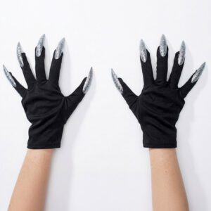Guantes con uñas plateadas