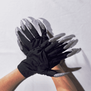 Guantes con uñas de escarcha plateada