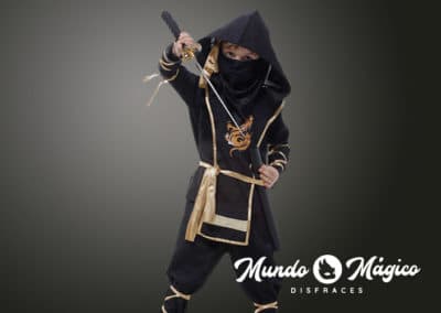 Ninja negro con dorado
