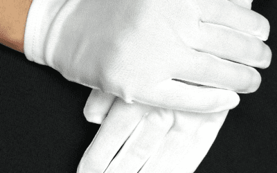 Guantes blancos pequeños