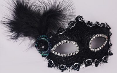 Antifaz negro con plumas