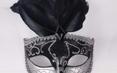 Antifaz negro plateado con plumas